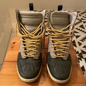 Nike Wedge Womens 8.5 Waterproof Sneakers